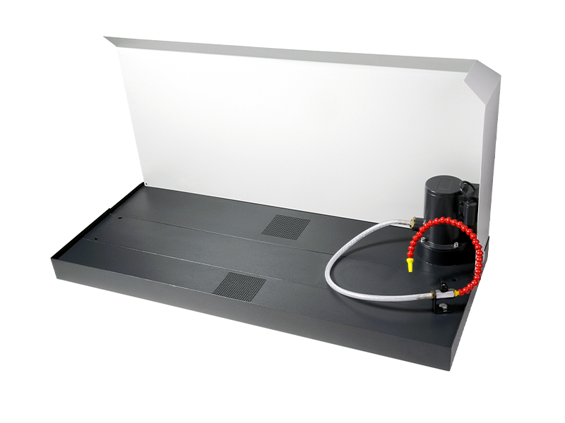 Kühlmitteleinrichtung mit Spritzschutzwand